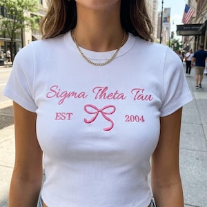 Broderad t-shirt med figursydd passform för bästa vänner, broderad magtröja för tjejresa 2026, broderad år 2000