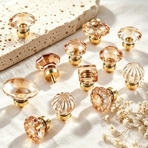Kastknoppen van amberkleurig kristal, met een voet van zinklegering, elegante woondecoratie.