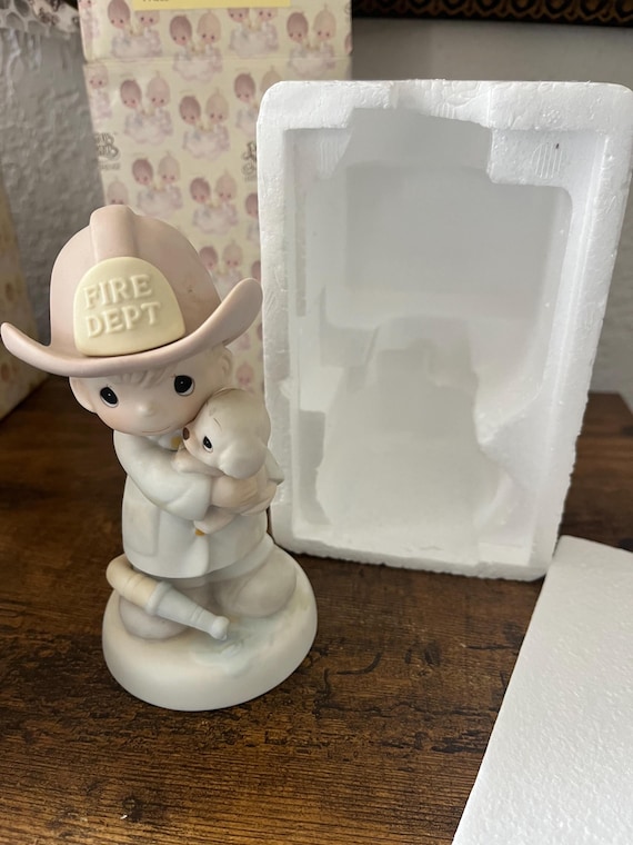 Precious Moments Figurine Love Rescued Me by Enesco 1986 102393 w/ Box