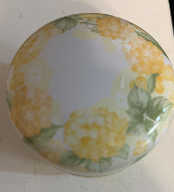 Powderpuff in an Adorable Floral Tin.