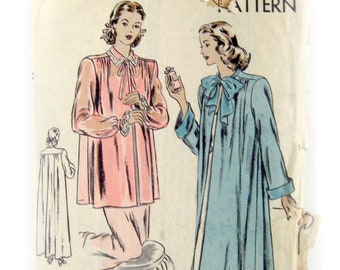 Negligee Pattern, Vintage Vogue 5447, Starlet Dressing Gown, Retro Robe and Night Gown with Bow Collar, Vintage Sewing, Size Medium 34-36