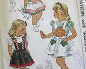 1940er Jahre Vintage Schürze Schnittmuster mit Applique Transfer untergeordnete Pinafore Schürze Weihnachten Osterhase fallen Kürbis / Uncut Größe 6-8