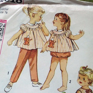 Patrón de costura vintage de los años 60, conjunto de pelele para niño, top para bebé, delantal de pantalón con transferencia de elefante, pantalones bombachos con volantes sin cortar / talla 1/2 T