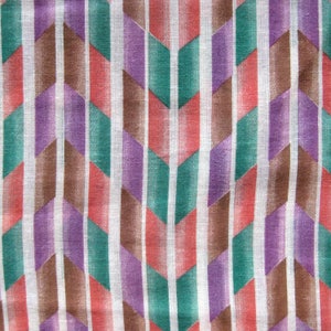 Vintage katoenen stof met geometrische streep: violet, bruin, oranje, groen