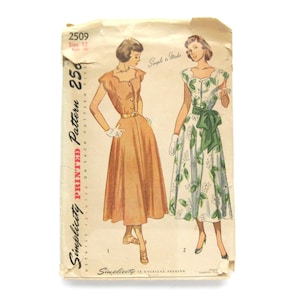 Könnte beinhalten: Vintage Simplicity Schnittmuster für ein Kleid, Größe 12, mit einer grünen Schleife und einem Blumendruck. Das Schnittmuster ist auf cremefarbenem Papier gedruckt mit dem Text "Simplicity Printed Pattern 250" und "Simple to Make".