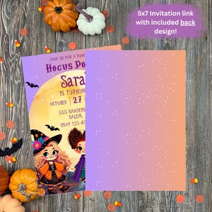 Pu&ograve; includere: Un invito a tema Halloween con uno sfondo sfumato viola e arancione. Il fronte presenta un'illustrazione di una strega dei cartoni animati e il testo "Hocus Pocus Sara is turning 27". Il retro ha una sfumatura abbinata con punti bianchi. Zucca e caramelle sparse.