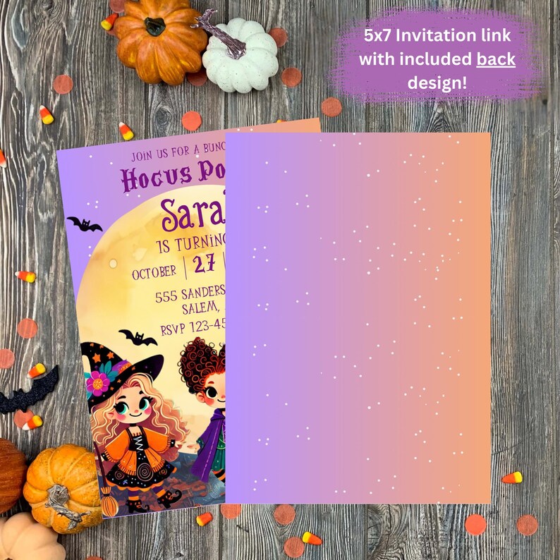 Pu&ograve; includere: Un invito a tema Halloween con uno sfondo sfumato viola e arancione. Il fronte presenta un'illustrazione di una strega dei cartoni animati e il testo "Hocus Pocus Sara is turning 27". Il retro ha una sfumatura abbinata con punti bianchi. Zucca e caramelle sparse.