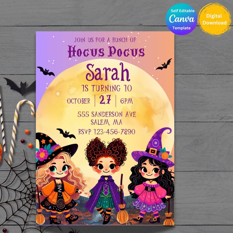 Pu&ograve; includere: Un invito a tema Halloween con tre streghe dei cartoni animati davanti a una luna piena. L'invito recita "Hocus Pocus" e include i dettagli della festa: il 10&deg; compleanno di Sarah, il 27 ottobre alle 18:00, e un indirizzo e un numero RSVP. Il design include pipistrelli.