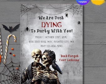 Può includere: Invito a una festa di Halloween con una coppia di scheletri inquietanti vestiti di nero e bianco. L'invito recita "We Are Just Dying To Party With You!" e include la data, l'ora e il luogo della festa. Dice anche "Don't Forget Your Costume".