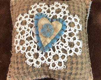 Vintage wol Tatted kleedje speldenkussen... Twee hart stapel... Naaldwerk... PINCUSHION in te stellen... Knoopsgat Stitch... Speldenkussen Collector
