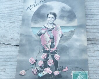 Vintage Antique 1912 French real recolored fotografía postal chico con pescado /primero de abril