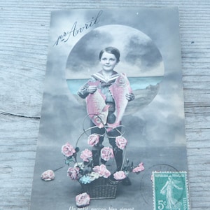 Vintage Antique 1912 Francese reale fotografia ricolorata cartolina ragazzo con pesce /primo aprile