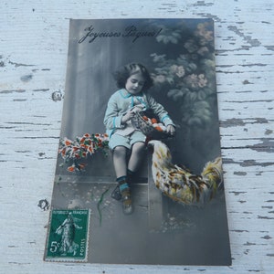 Vintage 1900s recoloreado postal francesa niño con cesta de huevos y pollo