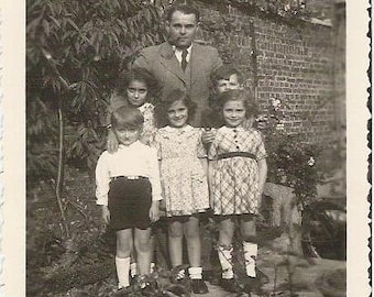 Dated 1945 Dad and 5 children French black and white photographie