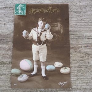 Postal francesa recoloreada del año 1900 con traje azul marino