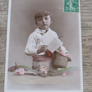 Vintage 1900s neu eingefärbte französische Postkarte Junge mit Fisch