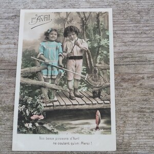 Vintage 1900s recoloreado postal francesa niños Primero de abril