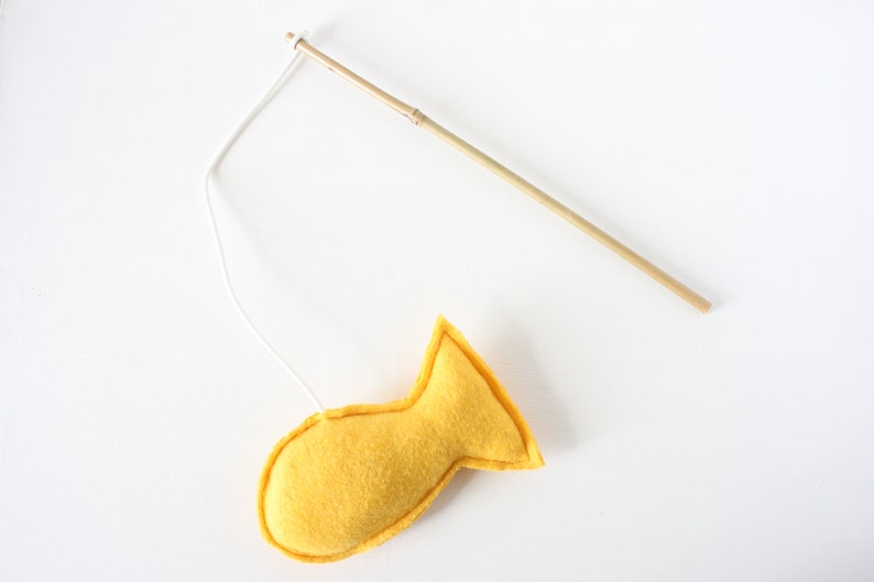 Fishing-rod with cat-nip Yellow