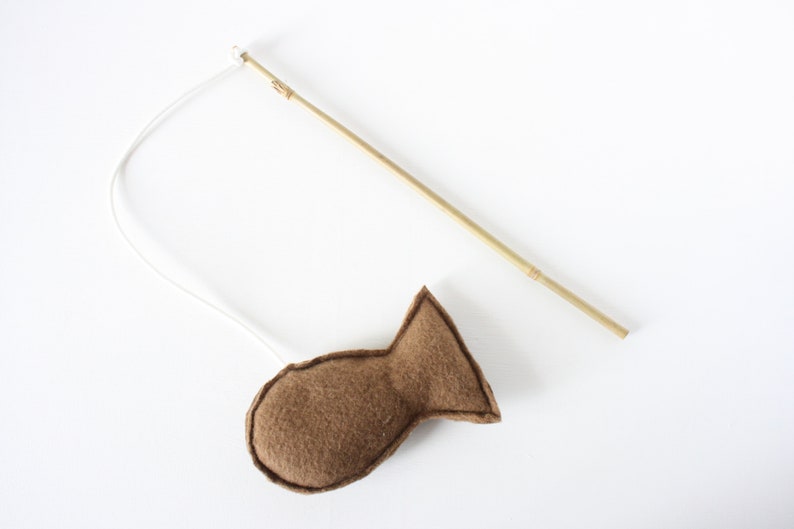 Fishing-rod with cat-nip Brown