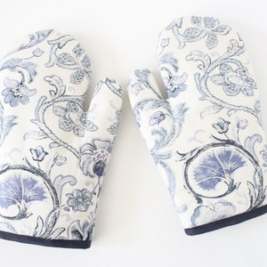 Delfts blue oven gloves image 2