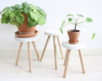 Drei Pflanzenhocker / Pflanzenständer aus Holz & Beton für Drinnen