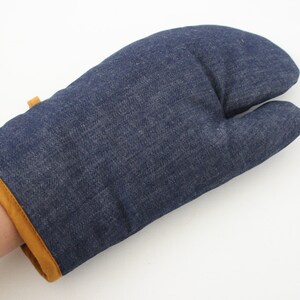 Denim oven gloves image 4