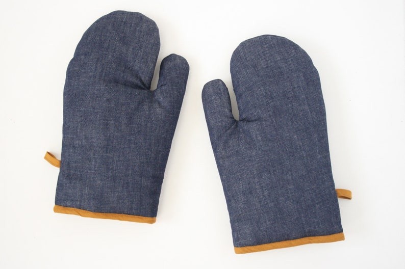 Denim oven gloves image 2