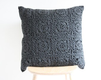 Grand coussin gris au crochet