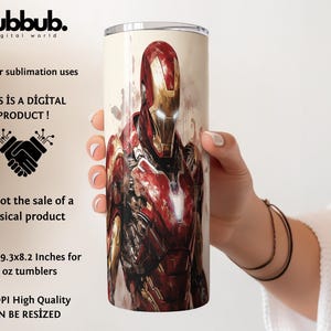 Peut inclure: Un gobelet cylindrique avec un design Iron Man. L'&oelig;uvre d'art repr&eacute;sente Iron Man dans son armure rouge et or. Le gobelet est tenu par une personne. L'image contient &eacute;galement du texte qui dit "THIS IS A DIGITAL PRODUCT!"