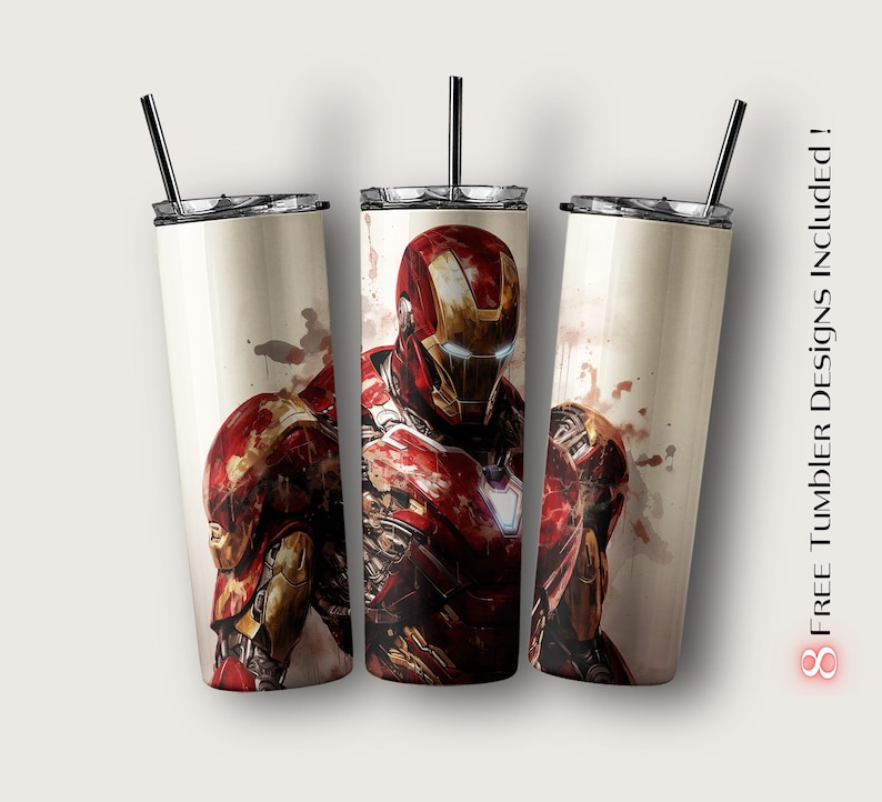 Peut inclure: Trois gobelets en acier inoxydable avec des motifs Iron Man. Les gobelets pr&eacute;sentent une illustration d'Iron Man rouge et or sur un fond cr&egrave;me. Chaque gobelet a une paille noire et un couvercle argent&eacute;. Le texte "8 FREE Tumbler Designs Included!" est visible.