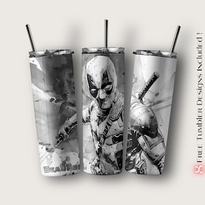 Op de afbeelding: Drie roestvrijstalen bekers met zwarte rietjes. Elke beker heeft een zwart-wit illustratie van Deadpool. Het woord "Deadpool" staat op &eacute;&eacute;n beker gedrukt. De bekers zijn cilindrisch en hebben een zilveren deksel.