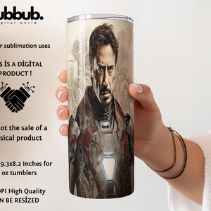 Puede incluir: Un dise&ntilde;o de sublimaci&oacute;n que presenta un retrato de primer plano de un superh&eacute;roe con un traje met&aacute;lico. El dise&ntilde;o est&aacute; dimensionado para un vaso de 20 onzas y tiene 300 DPI. "&iexcl;Este es un producto digital!" y "No es la venta de un producto f&iacute;sico." est&aacute;n escritos en la imagen.