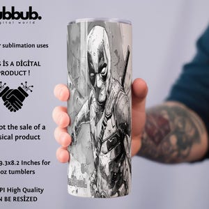 Op de afbeelding: Een cilindrische tumbler met een zwart-wit illustratie van Deadpool. De tumbler wordt door een persoon vastgehouden. De tekst op de tumbler luidt "Deadpool". De tumbler is 23,6 x 20,8 cm groot voor 567 ml tumblers. De tekst "THIS IS A DIGITAL PRODUCT!" is ook aanwezig.