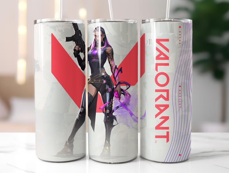 K&ouml;nnte beinhalten: Drei wei&szlig;e Edelstahlbecher mit Strohhalmen. Jeder Becher hat ein anderes Design. Einer hat eine rot-wei&szlig;e Grafik, ein anderer zeigt eine Figur mit einer Waffe und der dritte das Wort "VALORANT" in Rot.
