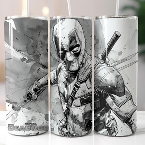 Op de afbeelding: Set van drie roestvrijstalen bekers met een zwart-wit illustratie van Deadpool. Het ontwerp toont Deadpool's masker, kostuum en zwaarden. Het woord "Deadpool" staat onderaan de bekers.