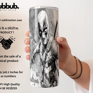 Op de afbeelding: Een zwart-witte beker met een Deadpool-illustratie. De cilindrische beker wordt door een persoon vastgehouden. De tekst op de beker luidt "Deadpool". De afbeelding bevat ook de tekst "THIS IS A DIGITAL PRODUCT!" en "Sized @ 23.6x20.8 cm voor 20 oz bekers".