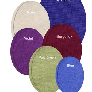 Può includere: Una tabella colori con campioni di tessuto circolari in varie tonalità, tra cui blu scuro, avorio, viola, bordeaux, verde pallido e blu. Ogni campione è etichettato con il suo nome di colore. Il testo "Altri colori e taglie disponibili" è in basso.