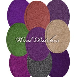 Könnte beinhalten: Eine Sammlung ovaler Filzwoll-Aufnäher in verschiedenen Farben, darunter Violett, Dunkelrot, Grün, Beige, Dunkelgrau und Magenta. Die Aufnäher sind in einer überlappenden Gruppe angeordnet, mit dem mittig platzierten weißen Text Wool Patches.