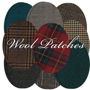 Puede incluir: Surtido de parches de tela de lana en varios patrones y colores, incluyendo cuadros, tweed y espiga. Los parches son de forma ovalada y están dispuestos en círculo. El texto "Wool Patches" está escrito en letras cursivas blancas en el centro de la imagen.
