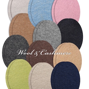Może przedstawiać: Kolekcja okrągłych łatek z wełny i kaszmiru w różnych kolorach, w tym jasnoszarym, niebieskim, różowym, brązowym, szarym, czarnym, ciemnobrązowym, beżowym, zielonym, beżowym i granatowym. Słowa "Wool & Cashmere" są wyświetlane kursywą.