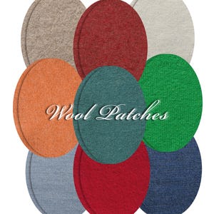 Op de afbeelding: Een verzameling ovale wollen patches in verschillende kleuren, waaronder beige, rood, oranje, blauwgroen, groen, lichtblauw en marineblauw. De tekst "Wool Patches" staat in cursieve letters in het midden van de afbeelding.