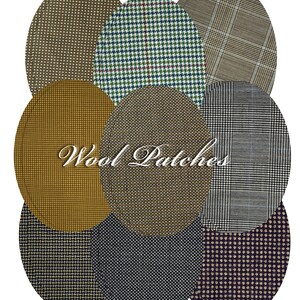 Puede incluir: Un surtido de parches de lana ovalados en varios patrones y colores. Los parches incluyen diseños de pata de gallo, cuadros y lunares en tonos de marrón, verde, azul y dorado. El texto "Wool Patches" se muestra en cursiva.