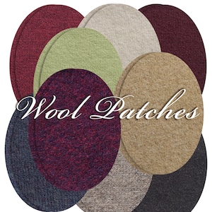 Può includere: Assortimento di toppe in tessuto di lana di vari colori, tra cui bordeaux, verde, beige, grigio e blu navy. Le toppe sono di forma ovale e hanno una texture pelosa. Il testo "Wool Patches" è scritto in lettere corsive bianche.