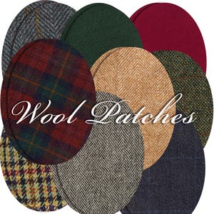 Op de afbeelding: Een assortiment ovale wollen patches in verschillende kleuren en patronen, waaronder groen, rood, bruin en grijs. De patches zijn in een cirkel gerangschikt en de tekst "Wool Patches" is in witte cursieve letters in het midden geschreven.
