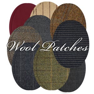 Może przedstawiać: Zestaw łatek z tkaniny wełnianej w różnych kolorach i wzorach, w tym brązowym, beżowym, szarym, zielonym i czerwonym. Łatki mają owalny kształt i różnorodne faktury. Tekst "Wool Patches" jest napisany białym, ozdobnym pismem.