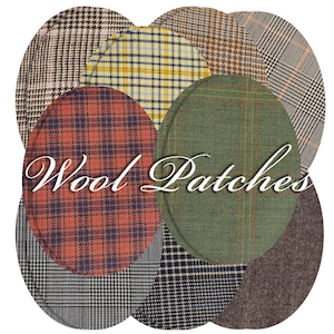 Puede incluir: Una colección de parches circulares de lana con diversos diseños de cuadros y tweed. Los parches son en tonos de rojo, verde, marrón y amarillo, con la inscripción "Wool Patches" en escritura cursiva.