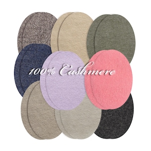 Può includere: Una collezione di dieci campioni circolari di tessuto in cashmere in vari colori, tra cui rosa, lavanda, blu navy e grigio. Il testo "100% Cashmere" è visualizzato al centro dell'immagine.