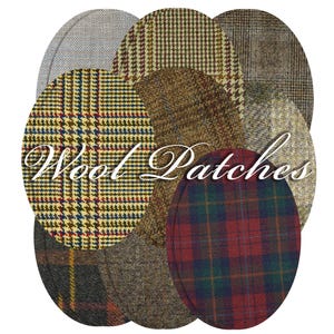 Peut inclure: Assortiment de patchs en tissu de laine dans différents motifs à carreaux et pied-de-poule. Les patchs sont dans des tons de brun, beige, rouge et vert. "Wool Patches" est écrit en cursive blanche.