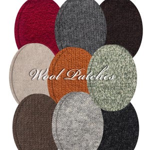 Può includere: Un assortimento di toppe ovali in lana in vari colori, tra cui rosso, grigio, marrone, beige, arancione, verde, grigio chiaro e nero. Il testo "Wool Patches" è visualizzato in corsivo al centro dell'immagine.