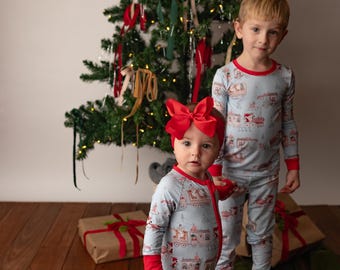 Pijama navideño de bambú para niños pequeños: conjunto de dos piezas Village Express
